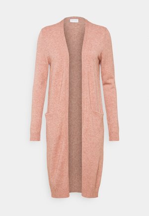 Długi kardigan z miękkiego, brzoskwiniowego dzianiny, z otwartym przodem, ściągaczami na mankietach i dwoma bocznymi kieszeniami. Minimalistyczny design bez zapięć.