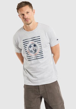 Graues Baumwoll-T-Shirt mit einem runden maritimen Grafikdesign, das Anker und Streifen zeigt. Rundhalsausschnitt und kurze Ärmel.