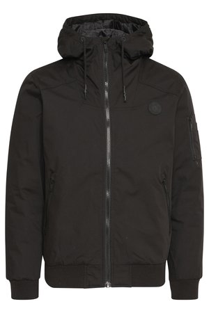 Schwarze Jacke mit Reißverschluss vorne, verstellbare Kapuze, gerippten Bündchen und einem Patch-Logo. Hergestellt aus einem glatten, strapazierfähigen Stoff mit minimalistischer Gestaltung.