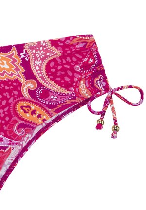 Rosa und orange Bikinihose mit Paisley-Muster, verstellbarer seitlicher Schnürung und goldfarbenen Perlenakzenten auf weißem Hintergrund.