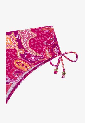 Rosa und orange Bikinihose mit Paisley-Muster, verstellbarer seitlicher Schnürung und goldfarbenen Perlenakzenten auf weißem Hintergrund.