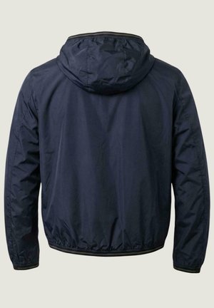 Giacca leggera blu navy con cappuccio attaccato, polsini elastici e vita elastica, mostrata di spalle su uno sfondo neutro.