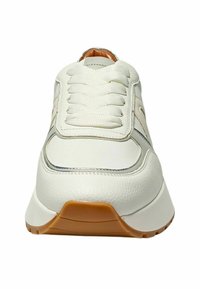 Sneaker bianco in pelle con finitura testurizzata, accenti grigi e suola in gomma. Presenta una chiusura con lacci e un collo imbottito.