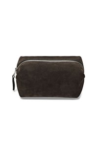 Bruine suede tas met een rechthoekige vorm, voorzien van een zilveren rits aan de bovenkant en een klein zwart leren trekkertje aan de zijkant.