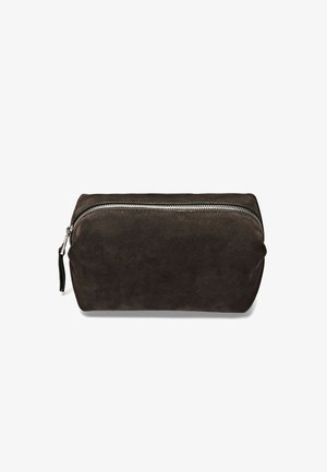Pochette en suédine marron de forme rectangulaire, avec une fermeture éclair en argent sur le dessus et un petit tirant en cuir noir sur un côté.