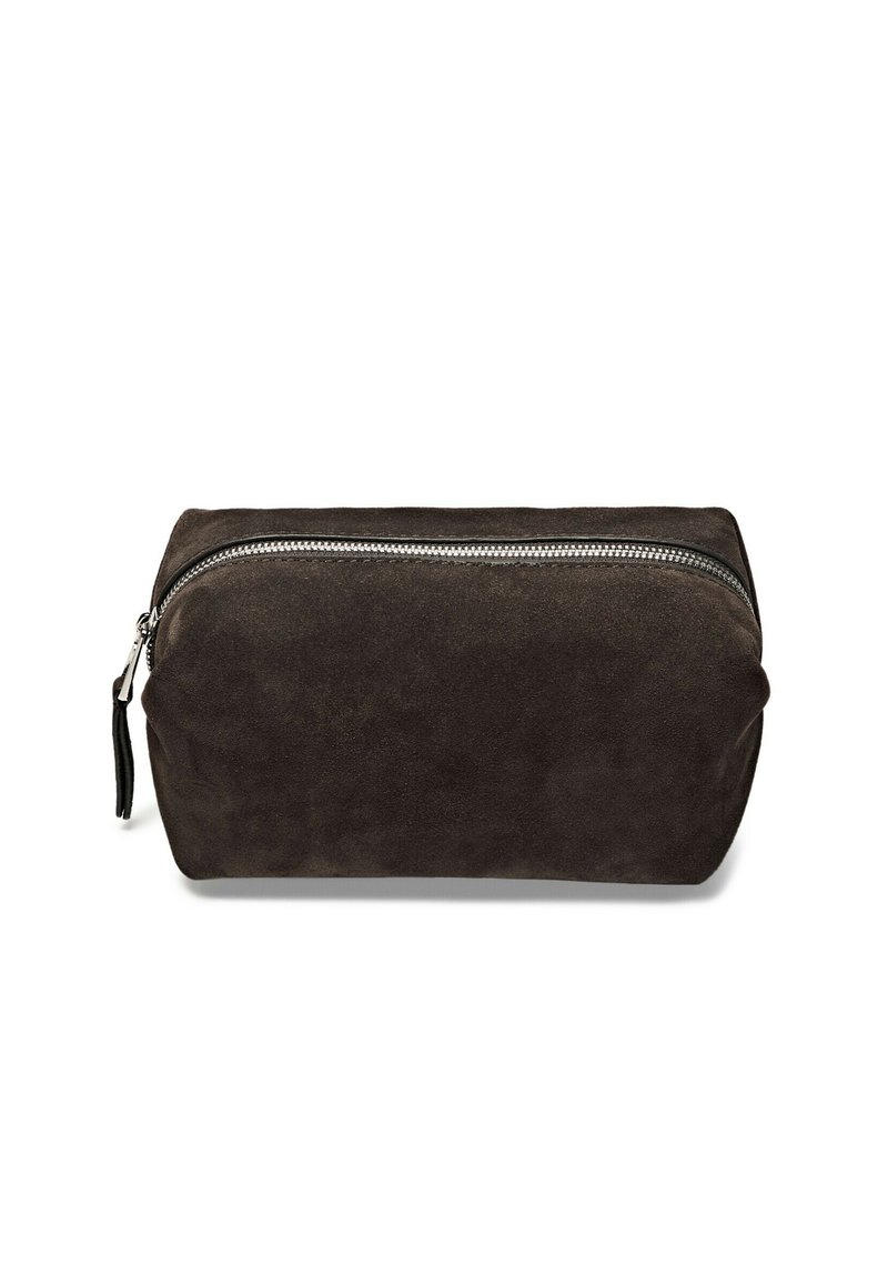 Bruine suede tas met een rechthoekige vorm, voorzien van een zilveren rits aan de bovenkant en een klein zwart leren trekkertje aan de zijkant.