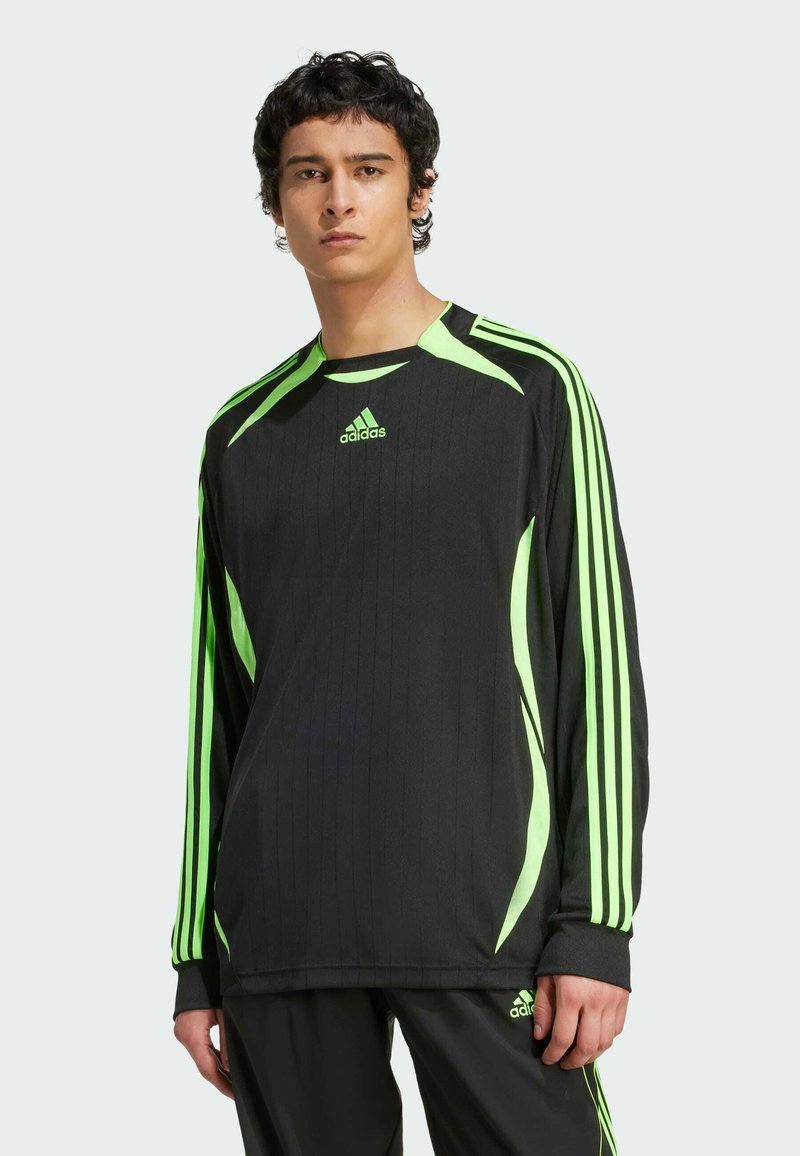 Camiseta deportiva de manga larga negra con detalles verdes, que presenta franjas en los hombros y las mangas, textura acanalada y el logo de Adidas en el pecho.