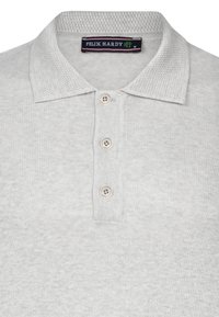 Lichte grijze polo gemaakt van textuurstof met een ribbelkraag. Heeft drie knopen en een label met de tekst "FELIX HARDY."