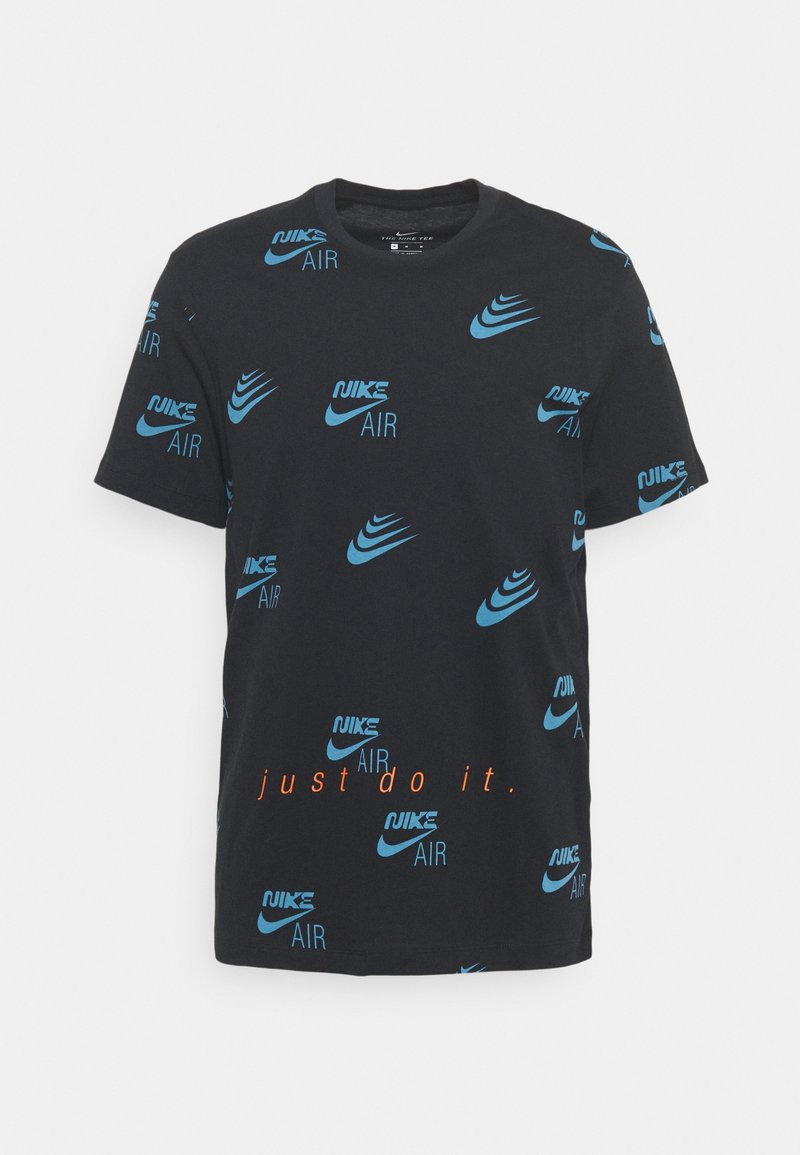 Sort T-shirt med korte ærmer, der har et mønster af blå Nike-logoer og teksten "just do it." i orange på forsiden.