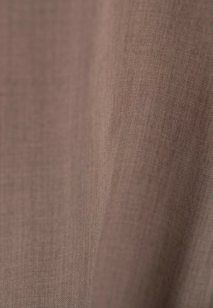 Brązowy materiał o gładkiej fakturze i subtelnym wzorze splotu, miękko układający się z delikatnym połyskiem. Wysokiej jakości, lekki materiał.