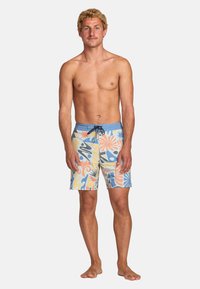 Shorts de bain de couleur claire avec des motifs abstraits en bleu, orange et jaune. Dotés d'une taille élastique avec cordon de serrage et de poches latérales.