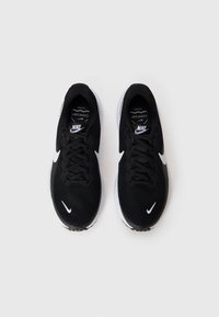 Et par svarte Nike løpesko med hvite swoosh-logoer og hvite såler, sett ovenfra på en hvit bakgrunn.