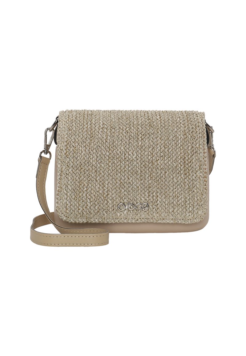 Borsa a tracolla beige con esterno in paglia intrecciata, fondo in pelle liscia e chiusura a pattina con logo. Include una tracolla regolabile.