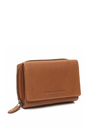 Compacte bruine leren portemonnee met ritssluiting en klep, met reliëf "The Chesterfield Brand" aan de voorkant.