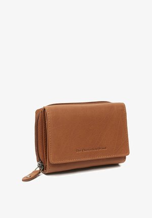 Portefeuille compact en cuir marron avec fermeture éclair et rabat, embossé de "The Chesterfield Brand" sur le devant.