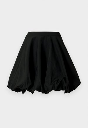 Μαύρη φούστα τύπου skater με εφαρμοστή μέση και φαρδιά, αέρινη γραμμή. Κατασκευασμένη από ελαφρύ υλικό, με ομαλή υφή και ρέουσα σχεδίαση.