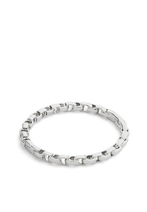 Bracelet en chaîne argentée avec des maillons rectangulaires polis formant une boucle continue sur fond blanc.