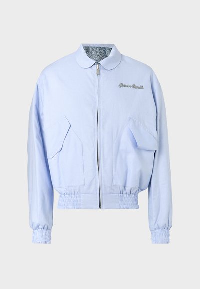 Veste bomber zippée bleu clair avec poignets et ourlet élastiques, poches à rabat à l'avant, et texte brodé sur la poitrine.