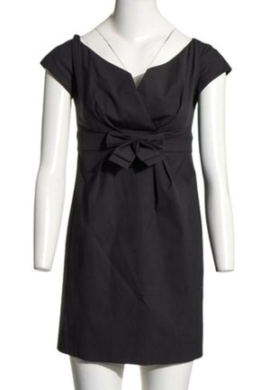 Robe noire à manches courtes avec un décolleté en V et un nœud en tissu noué à la taille, présentée sur un mannequin blanc.