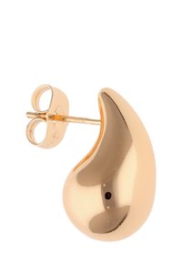 Goldfarbene Tropfenohrringe mit einer fließenden Tränenform. Sie verfügen über eine polierte Oberfläche, eine glatte Textur und einen Schmetterlingsverschluss für sicheren Halt.