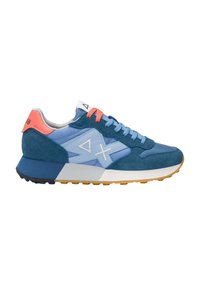 Blaue Wildleder- und Mesh-Sneaker verfügen über ein weißes Logo, orangefarbene Akzente und eine Sohle aus Gummi. Das Design hat einen retro-sportlichen Look.