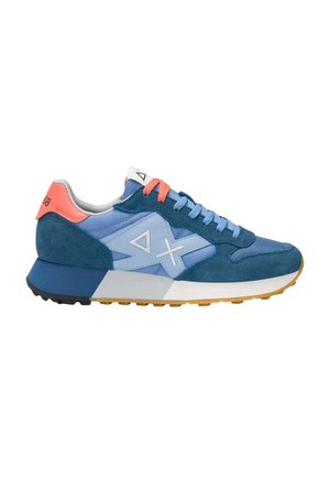 Sneaker in suede e mesh blu con logo bianco, dettagli arancioni e suola in gomma naturale. Il design ha un aspetto atletico rétro.
