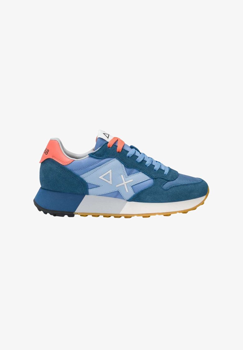 Blaue Wildleder- und Mesh-Sneaker verfügen über ein weißes Logo, orangefarbene Akzente und eine Sohle aus Gummi. Das Design hat einen retro-sportlichen Look.
