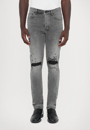Graue Denim-Jeans mit Rissen an den Knien und dezenten grafischen Akzenten. Verfügt über ein klassisches Fünf-Taschen-Design und eine figurbetonte Silhouette.