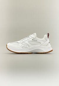 Baskets blanches de la marque Bally avec panneaux en mesh et cuir, semelle épaisse avec semelle extérieure marron, et languette de tirage rouge au talon, vue de côté sur fond neutre.