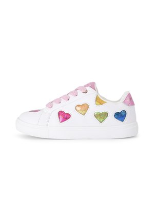 Witte lage sneaker met roze veters en vijf kleurrijke paillettenharten langs de zijkant en hielkap.