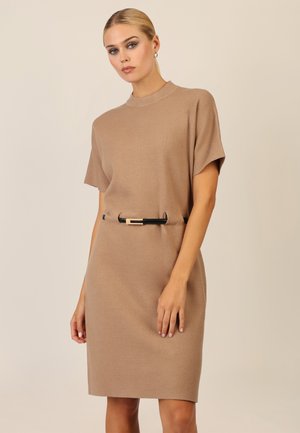 Braunes Strickkleid mit kurzen Ärmeln, Rundhalsausschnitt und einem schwarzen Gürtel mit goldenen Akzenten, das eine figurbetonte Silhouette und eine glatte Textur zeigt.