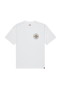 Camiseta blanca de manga corta con un estampado redondo de logo negro y dorado en el lado izquierdo del pecho, hecha de una suave tela de algodón.