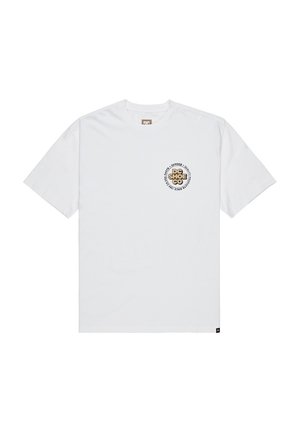 Camiseta blanca de manga corta con un estampado redondo de logo negro y dorado en el lado izquierdo del pecho, hecha de una suave tela de algodón.