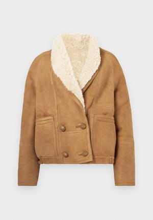 Brązowa zamszowa kurtka z dużym kremowym sztucznym kołnierzem z owczej wełny, podwójnym zapięciem na guziki oraz dwoma przednimi kieszeniami.