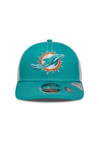 Casquette de baseball bleu-vert avec un dos en maille blanche, ornée d'un logo de dauphin brodé et d'un motif de soleil sur le devant, avec un bord plat et un fermoir à pression.