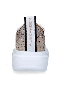 Weiße Sneakers mit einem strukturierten obersten Teil in metallic Roségold, verziert mit kleinen Strasssteinen, und einer schwarz-weißen gestreiften Fersenlasche.