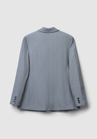 Blazer grigio a righe con colletto a scialle, spacco singolo sul retro e polsini con tre bottoni. Il tessuto appare morbido con una vestibilità su misura.