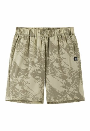 Jasnobeżowe szorty z abstrakcyjnym wzorem maskującym w kolorze brązowym, elastycznym pasem, bocznymi kieszeniami oraz małą czarną naszywką z logo po prawej stronie.