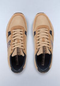 Sneaker beige in materiali scamosciati e in rete, con accenti blu scuro, lacci tondi e una suola in gomma testurizzata. Logo sul lato.