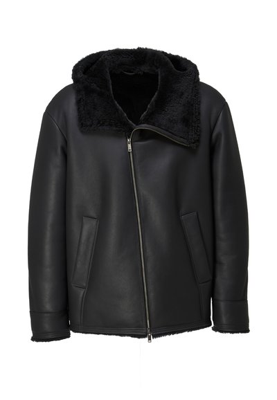 Schwarze Lederjacke mit diagonalem silbernem Reißverschluss, zwei Fronttaschen und einem samtigen, mit schwarzem Fell gefütterten Kragen und Bündchen.