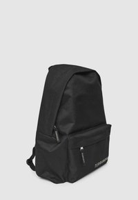 Zaino nero realizzato in tessuto resistente, con una forma strutturata, spallacci regolabili, una tasca frontale con zip e un accento del logo.