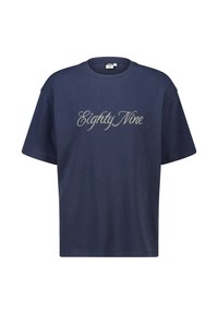 Camiseta de algodón de color azul marino con un corte relajado, que presenta una impresión en cursiva plateada "Eighty Nine" en la parte delantera. Diseño de mangas cortas y cuello redondo.