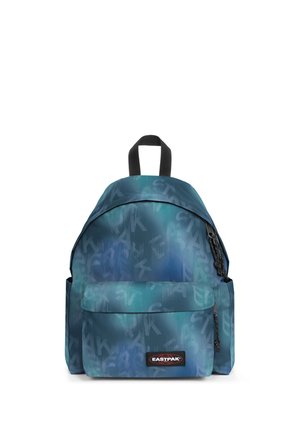 Zaino Eastpak blu-verde con motivo astratto di lettere, tasca frontale con zip, maniglia nera e cursori neri.