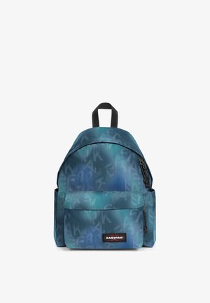 Blågrøn Eastpak rygsæk med abstrakt bogstavmønster, front lynlåslomme, sort håndtagsløkke og sorte lynlåstræk.