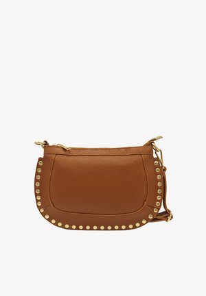 Sac en cuir marron porté en bandoulière avec des clous dorés le long du bord, finition texturée, fermeture éclair et une bandoulière réglable.