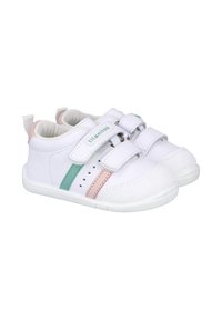 Zapatillas blancas con cierre de velcro, con detalles en teal y rosa, laterales texturizados y suela de goma, diseñadas para brindar comodidad y soporte.