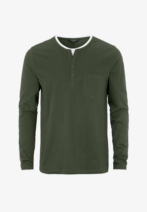Dunkelgrünes Langarm-Henley-Shirt mit vier Knöpfen, einer Brusttasche und einem weißen Innenkragen.