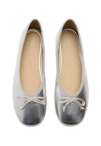 Ballerines métalliques argentées avec un bout arrondi, présentant un dessus texturé, une doublure intérieure légère et un nœud décoratif en cordon doux.