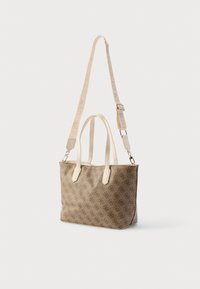 Bolso tote de estampado marrón con detalles de cuero beige, dos asas cortas y una correa de hombro desmontable. Textura suave, forma rectangular.