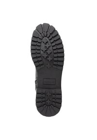 Zwarte rubberen zool met diepe profielsnedes, voorzien van kruispatronen voor grip. Inclusief merknaam "TRAVELIN" en maatindicatie.